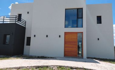 Venta, Casa, 5 ambientes, 4 Cocheras, Galería, Parrilla, Piscina, San Sebastián, Escobar