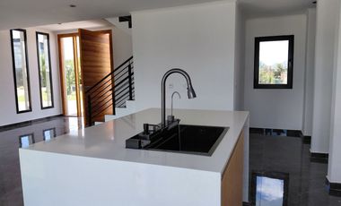 Venta, Casa, 5 ambientes, 4 Cocheras, Galería, Parrilla, Piscina, San Sebastián, Escobar