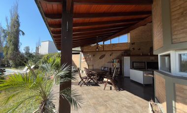 Casa de 4 dormitorios en Villa Los Alamos