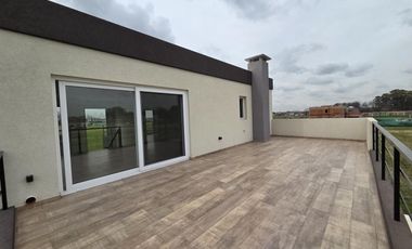 VENTA DE CASA 4 AMBIENTES CON JARDÍN Y PILETA EN VILLAGE JOVEN BELLA VISTA