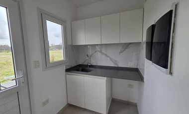 VENTA DE CASA 4 AMBIENTES CON JARDÍN Y PILETA EN VILLAGE JOVEN BELLA VISTA