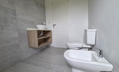 VENTA DE CASA 4 AMBIENTES CON JARDÍN Y PILETA EN VILLAGE JOVEN BELLA VISTA