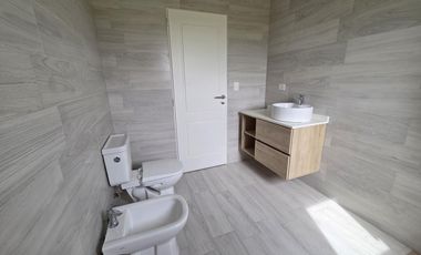 VENTA DE CASA 4 AMBIENTES CON JARDÍN Y PILETA EN VILLAGE JOVEN BELLA VISTA