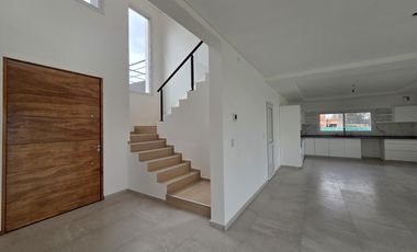 VENTA DE CASA 4 AMBIENTES CON JARDÍN Y PILETA EN VILLAGE JOVEN BELLA VISTA