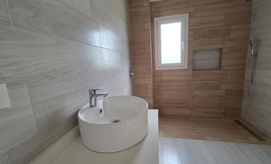 VENTA DE CASA 4 AMBIENTES CON JARDÍN Y PILETA EN VILLAGE JOVEN BELLA VISTA