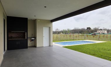 VENTA DE CASA 4 AMBIENTES CON JARDÍN Y PILETA EN VILLAGE JOVEN BELLA VISTA