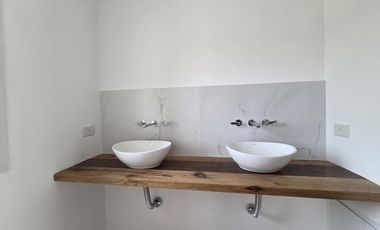 VENTA DE CASA 4 AMBIENTES CON JARDÍN Y PILETA EN VILLAGE JOVEN BELLA VISTA