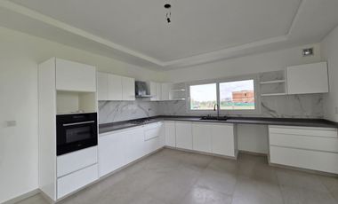 VENTA DE CASA 4 AMBIENTES CON JARDÍN Y PILETA EN VILLAGE JOVEN BELLA VISTA