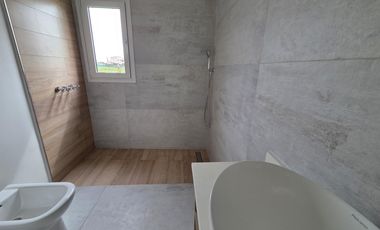 VENTA DE CASA 4 AMBIENTES CON JARDÍN Y PILETA EN VILLAGE JOVEN BELLA VISTA