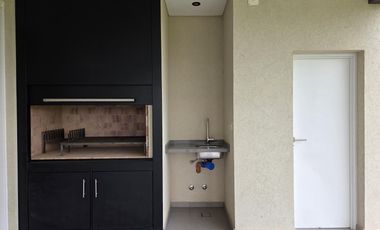 VENTA DE CASA 4 AMBIENTES CON JARDÍN Y PILETA EN VILLAGE JOVEN BELLA VISTA