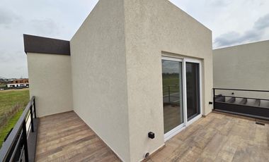 VENTA DE CASA 4 AMBIENTES CON JARDÍN Y PILETA EN VILLAGE JOVEN BELLA VISTA
