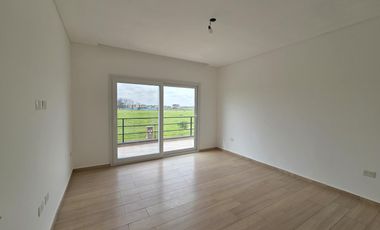 VENTA DE CASA 4 AMBIENTES CON JARDÍN Y PILETA EN VILLAGE JOVEN BELLA VISTA