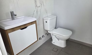 VENTA DE CASA 4 AMBIENTES CON JARDÍN Y PILETA EN VILLAGE JOVEN BELLA VISTA