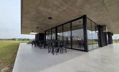 VENTA DE CASA 4 AMBIENTES CON JARDÍN Y PILETA EN VILLAGE JOVEN BELLA VISTA