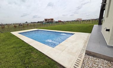 VENTA DE CASA 4 AMBIENTES CON JARDÍN Y PILETA EN VILLAGE JOVEN BELLA VISTA