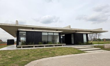 VENTA DE CASA 4 AMBIENTES CON JARDÍN Y PILETA EN VILLAGE JOVEN BELLA VISTA