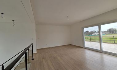 VENTA DE CASA 4 AMBIENTES CON JARDÍN Y PILETA EN VILLAGE JOVEN BELLA VISTA