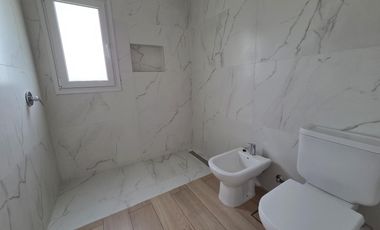 VENTA DE CASA 4 AMBIENTES CON JARDÍN Y PILETA EN VILLAGE JOVEN BELLA VISTA