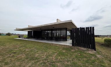 VENTA DE CASA 4 AMBIENTES CON JARDÍN Y PILETA EN VILLAGE JOVEN BELLA VISTA