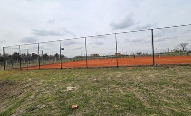 VENTA DE CASA 4 AMBIENTES CON JARDÍN Y PILETA EN VILLAGE JOVEN BELLA VISTA