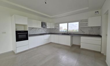 VENTA DE CASA 4 AMBIENTES CON JARDÍN Y PILETA EN VILLAGE JOVEN BELLA VISTA