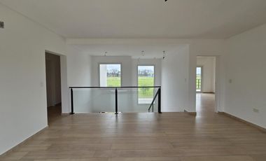 VENTA DE CASA 4 AMBIENTES CON JARDÍN Y PILETA EN VILLAGE JOVEN BELLA VISTA