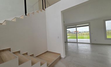 VENTA DE CASA 4 AMBIENTES CON JARDÍN Y PILETA EN VILLAGE JOVEN BELLA VISTA