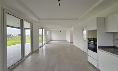 VENTA DE CASA 4 AMBIENTES CON JARDÍN Y PILETA EN VILLAGE JOVEN BELLA VISTA