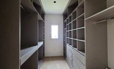 VENTA DE CASA 4 AMBIENTES CON JARDÍN Y PILETA EN VILLAGE JOVEN BELLA VISTA