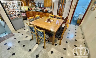 Venta- Hermoso Chalet - 3 dormitorios -  Fondo con pileta y quincho - Lanús Este