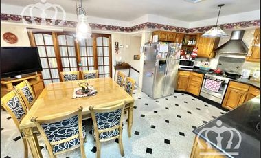 Venta- Hermoso Chalet - 3 dormitorios -  Fondo con pileta y quincho - Lanús Este
