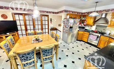 Venta- Hermoso Chalet - 3 dormitorios -  Fondo con pileta y quincho - Lanús Este