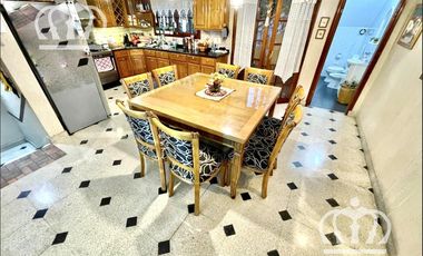 Venta- Hermoso Chalet - 3 dormitorios -  Fondo con pileta y quincho - Lanús Este