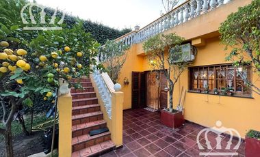 Venta- Hermoso Chalet - 3 dormitorios -  Fondo con pileta y quincho - Lanús Este
