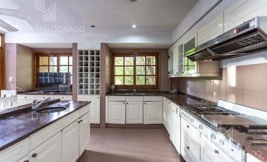 Venta Casa de 6 ambientes con Pileta - Banfield Oeste