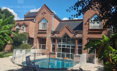 Venta Casa de 6 ambientes con Pileta - Banfield Oeste