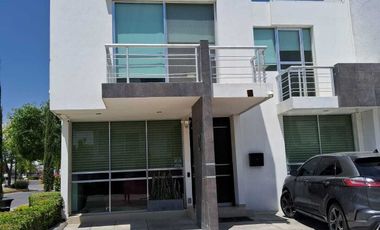 CASA EN RENTA EN JURIQUILLA, AMUEBLADA