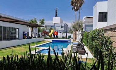 CASA EN RENTA EN JURIQUILLA, AMUEBLADA