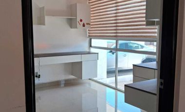 CASA EN RENTA EN JURIQUILLA, AMUEBLADA