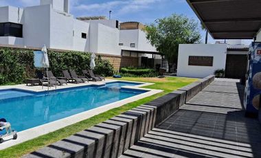 CASA EN RENTA EN JURIQUILLA, AMUEBLADA