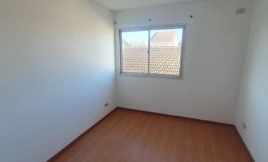 Triplex 4 amb. con Patio y Cochera