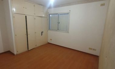 Triplex 4 amb. con Patio y Cochera