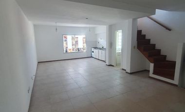 Triplex 4 amb. con Patio y Cochera