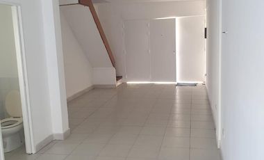 Triplex 4 amb. con Patio y Cochera