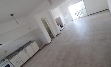 Triplex 4 amb. con Patio y Cochera