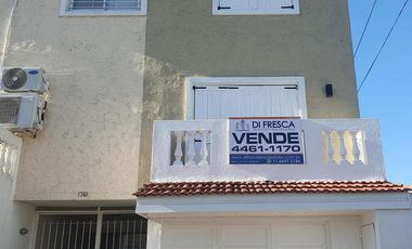 Triplex 4 amb. con Patio y Cochera