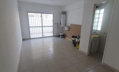 Triplex 4 amb. con Patio y Cochera
