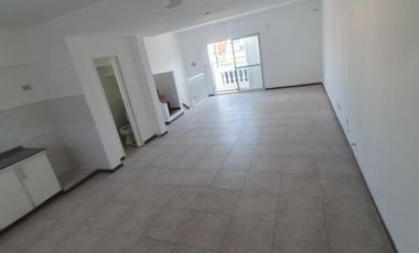 Triplex 4 amb. con Patio y Cochera