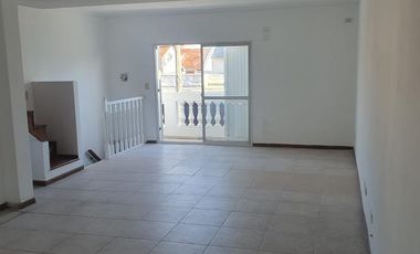 Triplex 4 amb. con Patio y Cochera