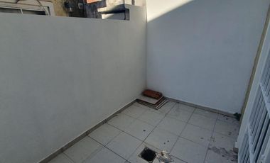 Triplex 4 amb. con Patio y Cochera